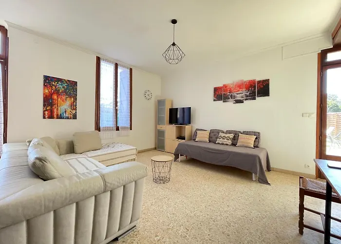 Evasion Ensoleillee Avec Jacuzzi A Cazedarnes